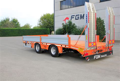 Schemat przekroju przyczepy niskopodwoziowej pokazujący obniżoną platformę ładunkową