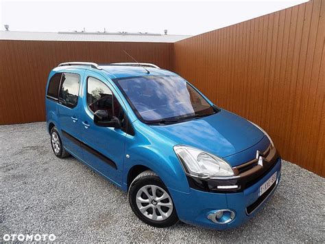 Citroen Berlingo na tle wiejskiego krajobrazu