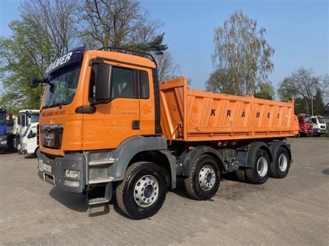 Zdjęcie nowoczesnej wywrotki z HDS w akcji, przewożącej materiały budowlane.