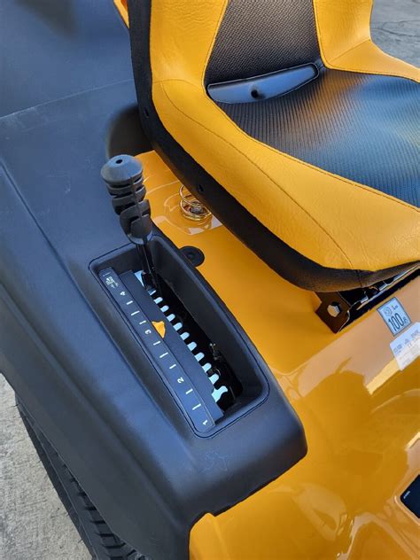 zdjęcie panelu sterowania traktorka CUB CADET XT2 QR106