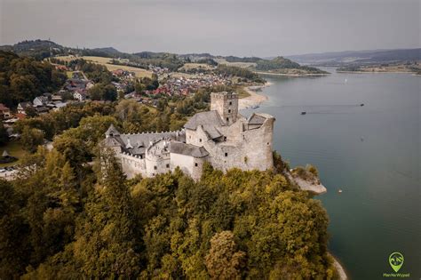 Zdjęcie przedstawiające akcję wydobycia ciągnika z rzeki Dunajec