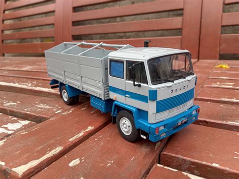 Zdjęcie różnych modeli ciężarówek wywrotek Tamiya w skali 1:14, prezentujące ich detale i rozmiar