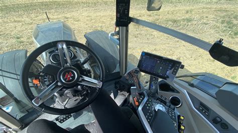 Widok wnętrza kabiny ciągnika MF 6S z ergonomicznym podłokietnikiem i terminalem Datatronic 5.