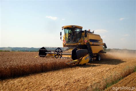 New Holland TC5050 w pracy na polu