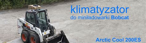 Schemat przedstawiający rozmieszczenie elementów sterowania w kabinie mini ładowarki Bobcat.