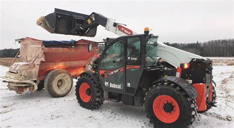 Zdjęcie ładowarki teleskopowej Bobcat TL38.70HF z wysuniętym wysięgnikiem.