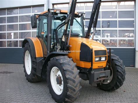 Zdjęcie ciągnika Renault Ares 550 pracującego w polu