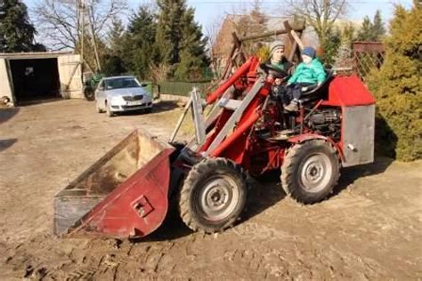 Widok na miejsce kierowcy polskiego ciągnika ogrodniczego z okresu PRL