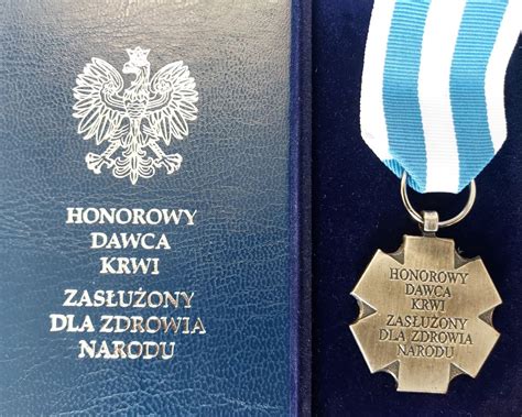 Zdjęcie przedstawiające Dyrektora ATC Pana Wojciecha Kaczmarka z odznaką honorową.