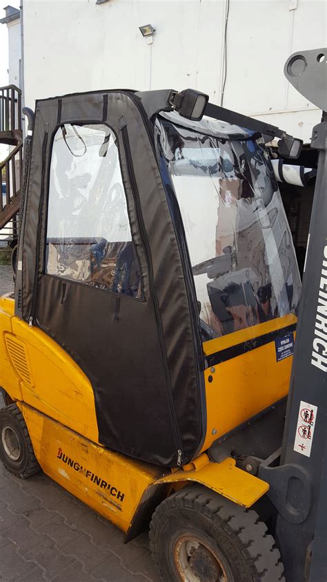 Zdjęcie wnętrza kabiny operatora wózka widłowego Heli CPD 20 G3 Series, ukazujące ergonomiczne rozmieszczenie sterowania i komfortowe siedzenie