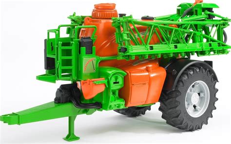 Różne modele zabawek-opryskiwaczy Bruder, w tym szczegółowy model Amazone UX 5200.