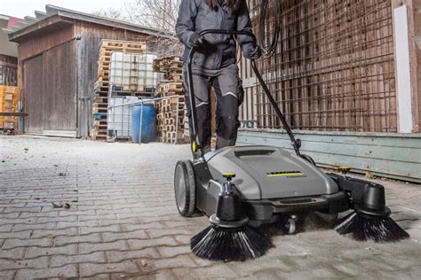 Ilustracja porównująca rozmiar i sposób pracy ręcznej zamiatarki z większymi modelami.