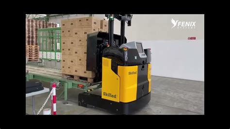 wózek LGV Skilled wykonujący zadania w fabryce