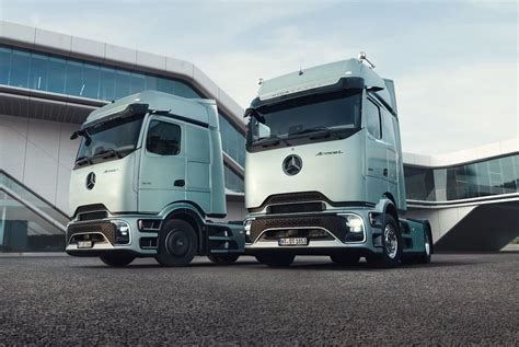 Zdjęcie przedstawiające ewolucję modeli Mercedes Actros na przestrzeni lat