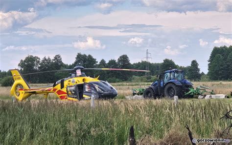 Zdjęcie przedstawiające kosiarkę bębnową w akcji, koszącą trawę na łące.