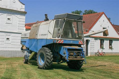 Tematyczne zdjęcie kombajnu Fortschritt E 512 podczas pracy na polu