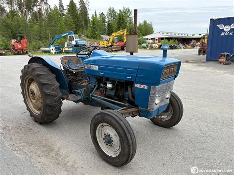 Widok na silnik Perkins w ciągniku Ford Dexta 2000