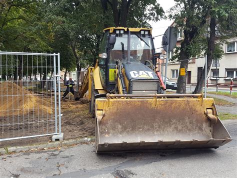 Zdjęcia różnych typów maszyn budowlanych dostępnych w wypożyczalni: koparki, ładowarki, zagęszczarki.