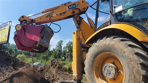 Zdjęcia z uruchomienia łyżki przesiewającej Rotastar RS4-9 zamontowanej na koparko-ładowarce JCB 3CX.