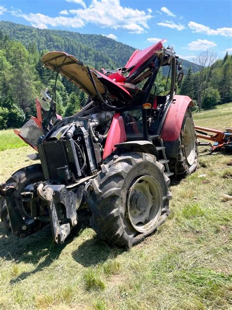 zdjęcie przedstawiające uszkodzony ciągnik rolniczy po kolizji z wiaduktem kolejowym