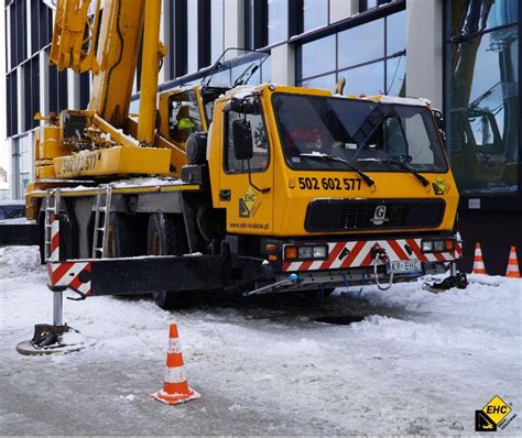Zdjęcie serwisanta pracującego przy konserwacji żurawia samojezdnego Terex Demag