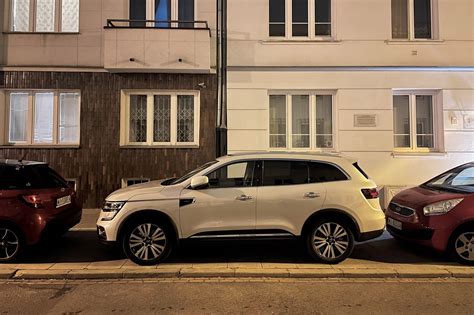 minikoparka pracująca w ciasnym miejscu miejskim