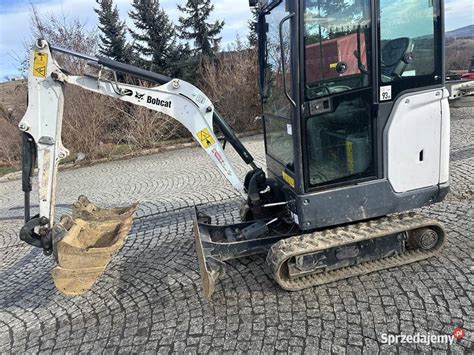 zdjęcie minikoparki Bobcat z różnymi osprzętami