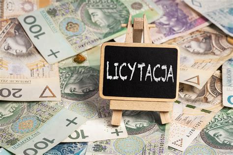 Schematyczna ilustracja przedstawiająca proces licytacji komorniczej z zaznaczonymi kluczowymi etapami: ogłoszenie, oględziny, licytacja, zapłata, odbiór przedmiotu.