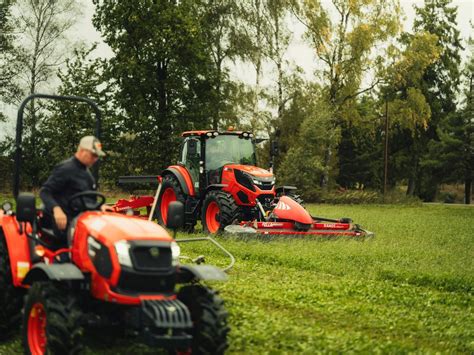 Kompaktowy traktor KIOTI z serii DK w pracy na polu