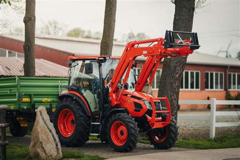 Uniwersalny traktor KIOTI z serii RX z przyczepą