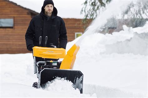 Zdjęcie odśnieżarki spalinowej Stiga Snow Cube w akcji, usuwającej grubą warstwę śniegu.