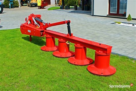 Kosiarka rotacyjna bębnowa w akcji, kosząca wysoką trawę