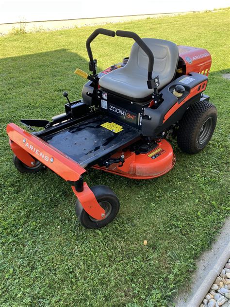 Zdjęcie traktorka kosiarnego Ariens z widocznym elementem PTO