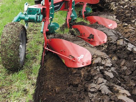 Kverneland pług talerzowy w pracy na polu
