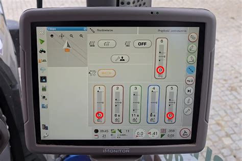 Zrzut ekranu z wyświetlacza InfoCenterPro w ciągniku Deutz Fahr, prezentujący liczniki i parametry pracy