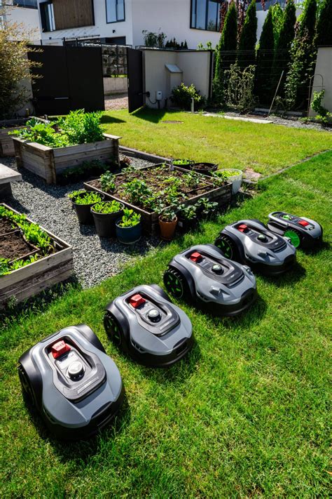 Infografika porównująca różne modele robotów koszących pod kątem powierzchni koszenia i maksymalnego nachylenia