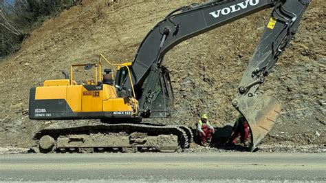 Schemat porównujący różne typy koparek JCB: mini, gąsienicowe, kołowe, z uwzględnieniem ich głównych zastosowań.