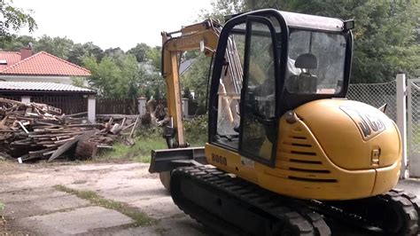 Zdjęcie koparki gąsienicowej JCB pracującej przy budowie autostrady.