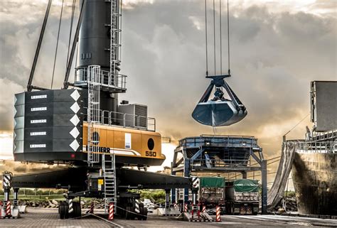 Zdjęcie operacji przeładunkowej w porcie z użyciem żurawia samojezdnego typu Liebherr LHM