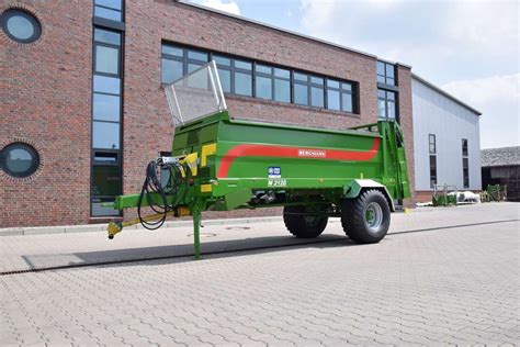 Zdjęcie rozrzutnika Bergmann M 1080 z widocznym adapterem z czterema pionowymi wałkami.