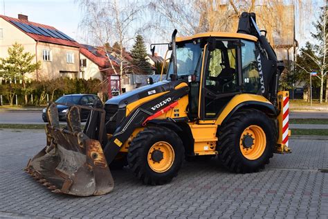 schematyczne przedstawienie koparko-ładowarki Volvo z równymi kołami