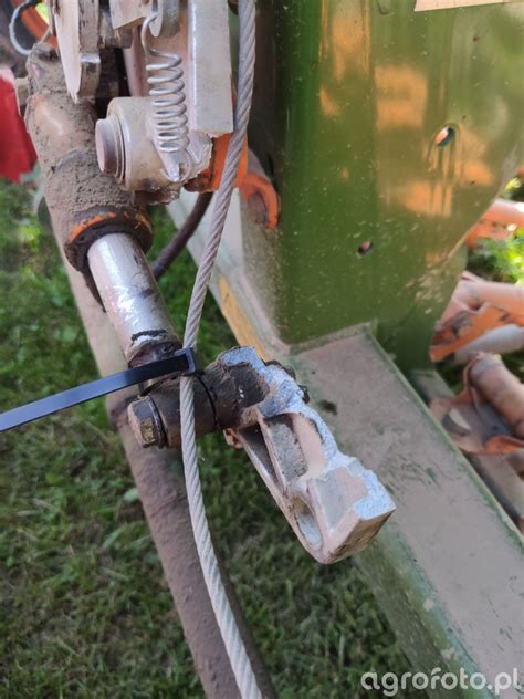 szybki siłownik elektryczny zamontowany do znacznika siewnika