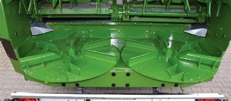 Adapter rozrzucający obornika z widocznymi nożami