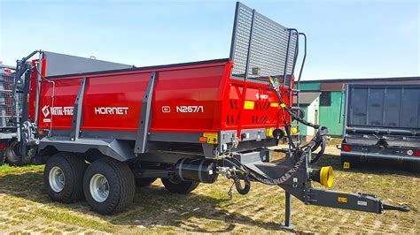 Panel sterowania rozrzutnika obornika z widocznym pokrętłem regulacji prędkości posuwu