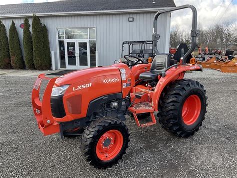 Zdjęcie ciągnika Kubota L2501 w akcji w sadzie