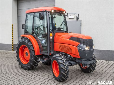 Widok wnętrza kabiny ciągnika Kubota L2501 z panelem sterowania