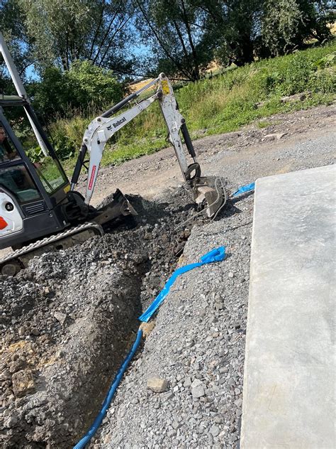 Minikoparka wykonująca rów pod instalację kablową