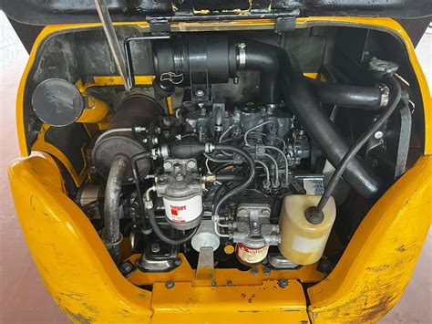 zdjęcie uszkodzonego wyświetlacza motogodzin w JCB 8015