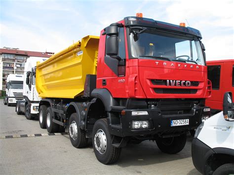 Iveco Eurotrakker Trakker 450 wywrotka w akcji na placu budowy
