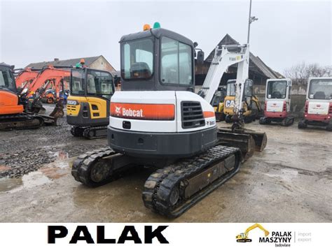 Koparka Bobcat E16 w pracy na placu budowy